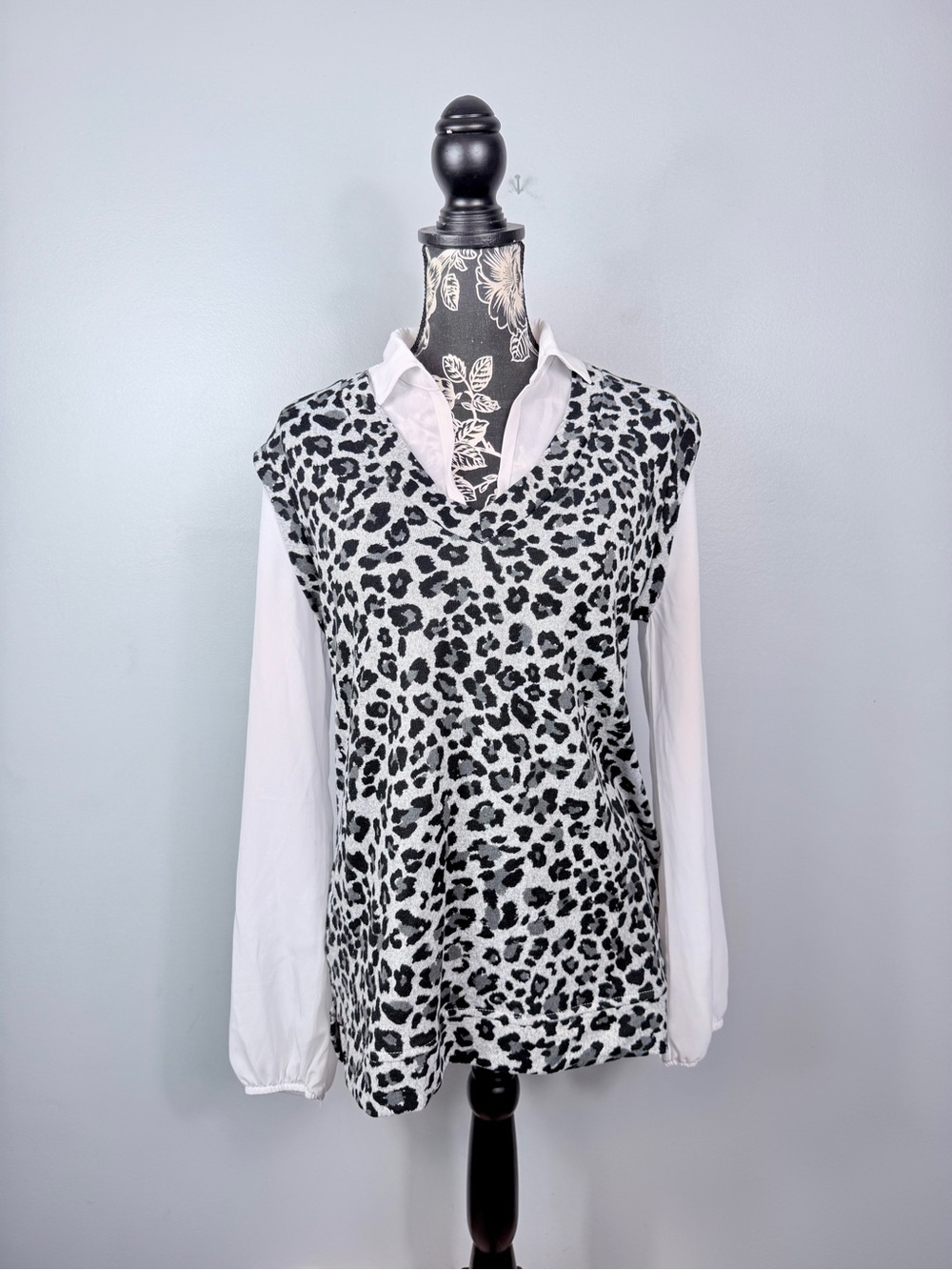 Absolutely Famous grey/black leopard print layered tunic top size large